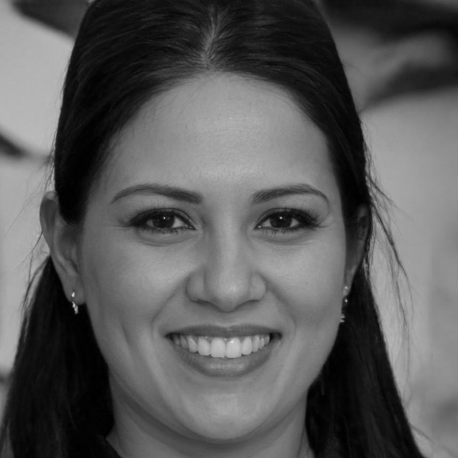 Ivana Marić conducting team training session